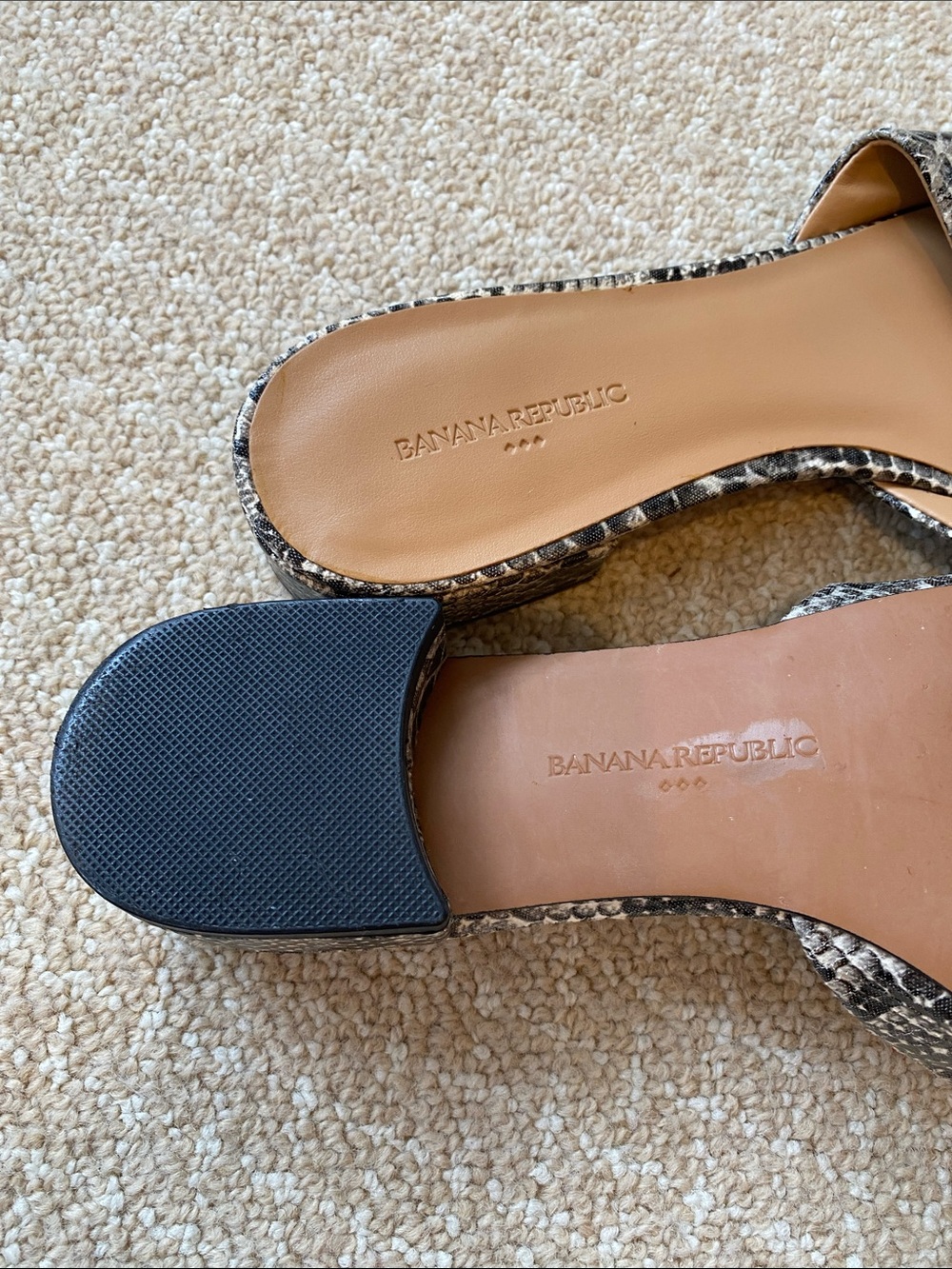 Banana Republic slides - Picture 5 of 6
